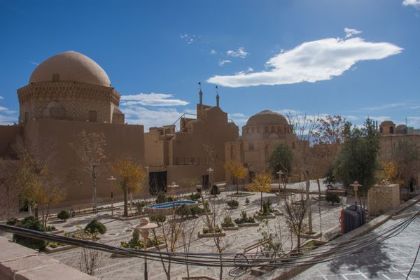 منظره پانورامای یزد ایران با بادگیرها گنبد ها و مناره ها