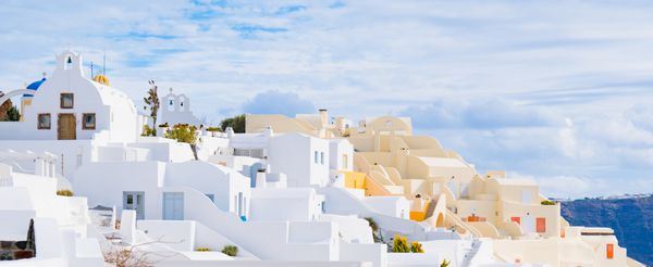 پانوراما از شهر اویان در جزیره سانتورینی یونان خانه های سفید و سفید سنتی و معروف در کلدره دریای اژه