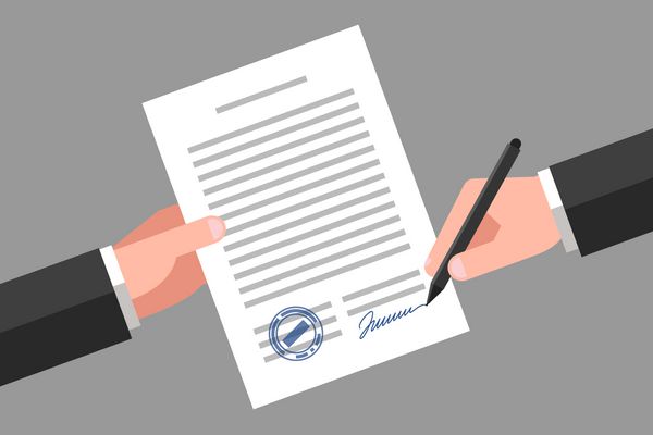 دست نگه داشتن یک سند و یک دست نگه داشتن یک قلم امضای قرارداد مفهوم مشارکت تجاری