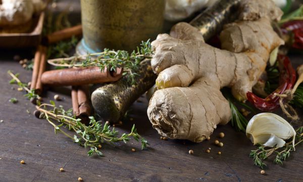 زنجبیل با ادویه جات و گیاهان در میز آشپزخانه