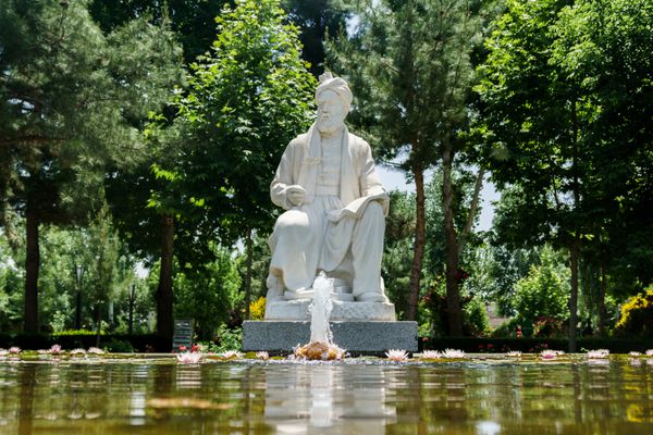 مجسمه فردوسی در داخل باغ مأموریت فردوسی در مشهد ایران 28 مه 2017