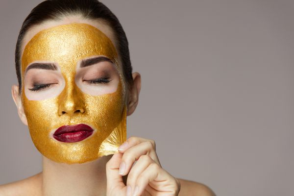 ماسک طلایی زیبایی پوست از پوست صورت زیبا