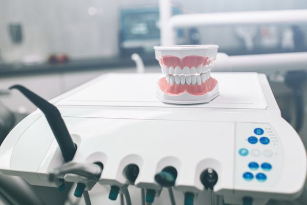 مطب داندانپزشک تمرین دندانپزشکی مدرن صندلی دندانپزشکی و لوازم جانبی دیگر مورد استفاده توسط دندانپزشکان در آبی نور پزشکی بهداشت دندان