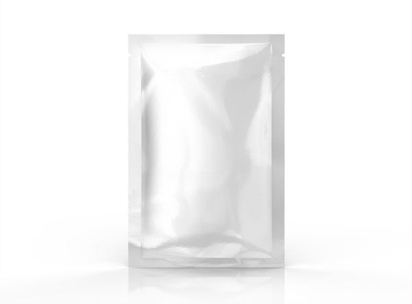 قالب بسته ماسک صورت قالب قالب فویل خالی در رندر 3D بسته ایستاده جدا شده بر روی زمینه سفید