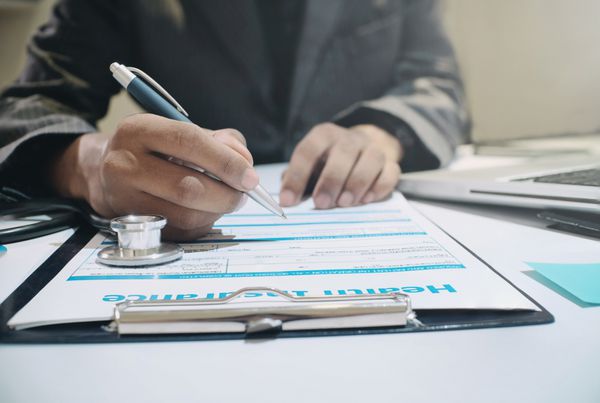 عامل بیمه نگه داشتن قلم بیمه درمانی سیاست و توضیح بیمه نامه به مشتری مفهوم بیمه عمر