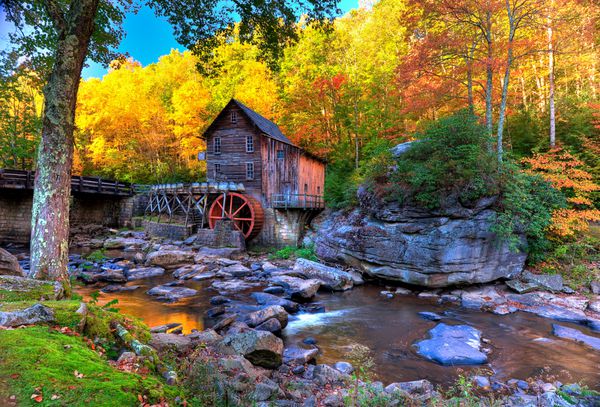 رنگ های کوهستانی در کوه های ویرجینیای غربی و آسیاب غربالگری قدیمی وجود دارد
