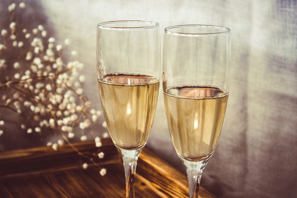 نزدیک به فلوت شامپاین عینک و سینی چوبی در جدول عروسی Mockup سبک روستایی فهرست