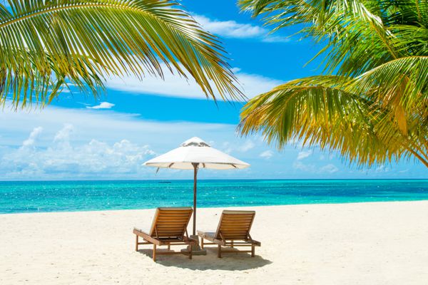 ساحل شنی زیبا با سونا و چتر در اقیانوس هند جزیره مالدیو
