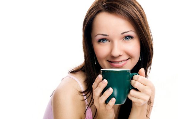 پرتره نزدیک از زن زیبا قهوه نوشیدنی
