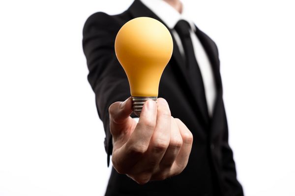 کسب و کار نشان دادن lightbulb مفهوم الهام بخش در پشت زمینه سفید