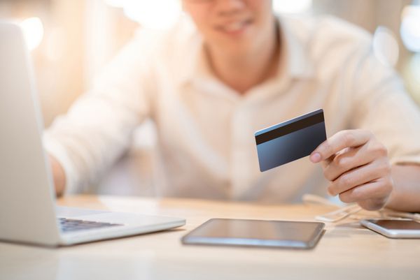 مرد دست کارت اعتباری کد امنیتی و استفاده از کامپیوتر لپ تاپ برای خرید آنلاین و پرداخت آنلاین شیوه زندگی مدرن با مفاهیم معامله دیجیتال را ببینید