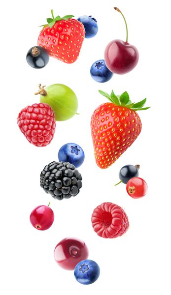انواع توت های جدا شده میوه های ترکیبی در هوا زغال اخته توت فرنگی تمشک توت فرنگی انگور فرنگی گیلاس آبی و قرمز جدا شده بر روی زمینه سفید با مسیر قطع