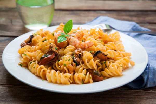 ماکارونی خانگی ایتالیایی با غذاهای دریایی و ریحان