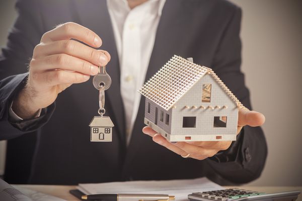 کلید خانه و مفهوم خانه مدل برای فروش یا انتقال خانه