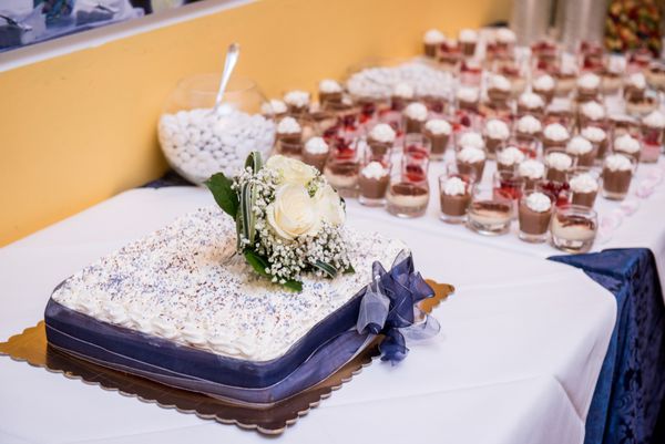 کیک عروسی با گل بر روی میز