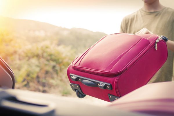 قرار دادن چمدان در ماشین چمدان و مسافرت