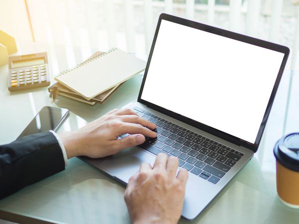 کسب و کار شخص استفاده از کامپیوتر لپ تاپ کار در دفتر