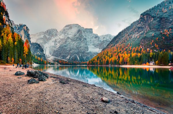 جاذبه عکاسان جذاب دریاچه بریس منظره پاییزی رنگارنگ در کوه های آلپ ایتالیایی Naturpark Fanes-Sennes-Prags دولومیت ایتالیا اروپا زیبایی از پس زمینه مفهوم طبیعت