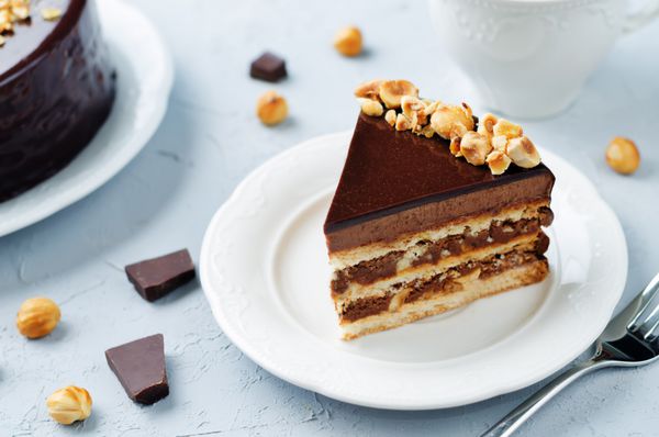 کیک شکلاتی فندق Merengue تونینگ تمرکز انتخابی