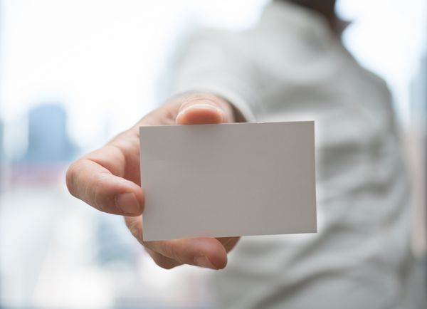 دست کارت خالی کارت سفید سفارشی را نگه دارید کارت تلفن ساده قالب را باز نگه می دارد صفحه نمایش کارت اعتباری پلاستیکی جلو طراحی کارت افست را بررسی کنید نام تجاری تجاری