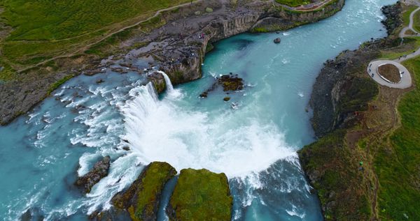 Skyview از آبشار Godafoss GoÃ ° afoss این یکی از آبشارهای دیدنی در ایسلند است رودخانه SkjÃ¡lfandafljÃ¯t در حالی که شکل قوس شکل نیمه هارمونیک را تشکیل می دهد به دو قسمت اصلی متصل می شود