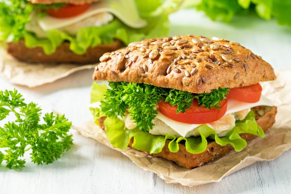 ساندویچ خانگی با مرغ سبزیجات تازه و سبزیجات نزدیک