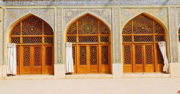 در ایران مسجد قدیمی و کاشی دیوار سنتی نزدیک مناره