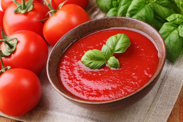 سوپ گوجه فرنگی سنتی با ریحان