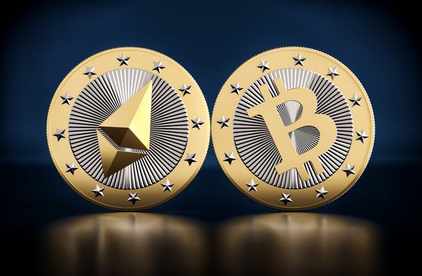 دو سکه طلایی Bitcoin و Ethereum 3D Rendering