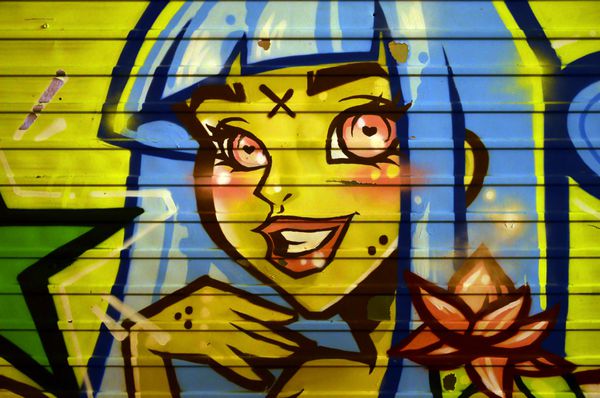 بافت دیوار تزئین شده در نقاشی نقاشی با تصویر یک دختر زیبا با موهای آبی