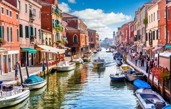 جزیره ماریانو در ونیز ایتالیا مشاهده در کانال با قایق و آب قایق منظره زیبا