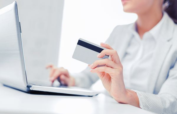 بانکی خرید مفهوم پول زن و شوهر با لپ تاپ و کارت اعتباری