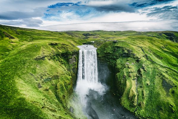 اسکاگوفوس آبشار ایسلند در منظر طبیعت ایسلند مقصد جاذبه های گردشگری مشهور و مقصد های مهم در منظر طبیعت ایسلند در ایسلند جنوبی منظره هوایی هواپیما از آبشار بالا