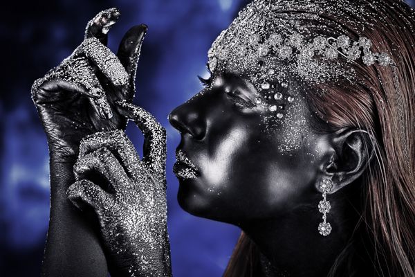 پرتره از یک زن هنری با رنگ سیاه و سفید رنگ شده است طرح نقاشی بدن جواهرات