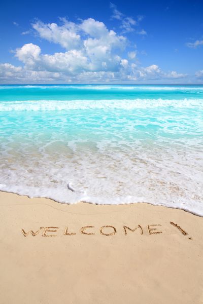 تبریکات با طلسم ساحل نوشته شده در دریای شنی کارائیب دریای گرمسیری