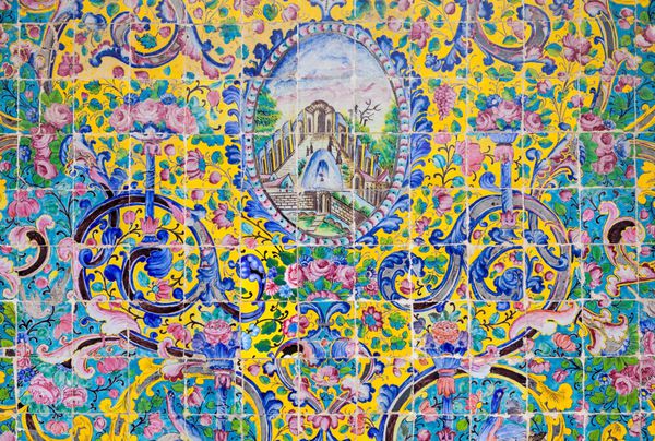 تهران ایران فوریه 11 2011؛ ​​موزاییک نقاشی دیواری رنگارنگ بر روی دیوار در کاخ گلستان؛ یک سایت میراث جهانی یونسکو قدیمی ترین گروه ساختمان در تهران