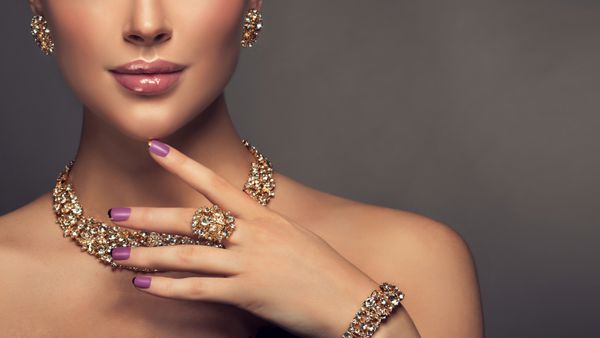 دختر زیبا با جواهرات مجموعه ای از جواهرات برای زن گردنبند گوشواره و دستبند زیبایی و لوازم جانبی