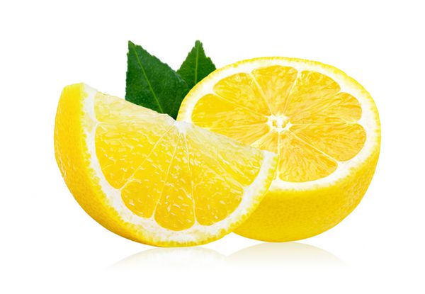 برش میوه لیمو جدا شده بر روی زمینه سفید