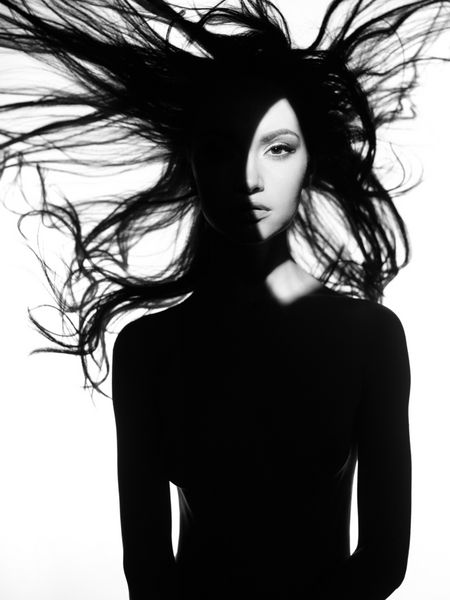 مفهوم سیاه و سفید مفهوم عکس زن زیبا با سایه مد بهداشت و زیبایی