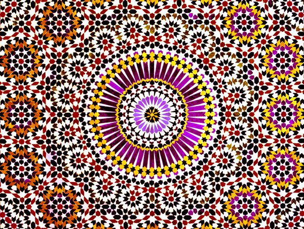 الگوهای هندسی رنگارنگ یک موزاییک اسلامی دیوارهای یک کاسبه در مراکش را تزئین می کنند