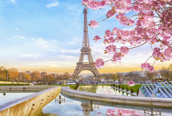 برج ایفل در صبح بهار در پاریس فرانسه پس زمینه سفر رمانتیک