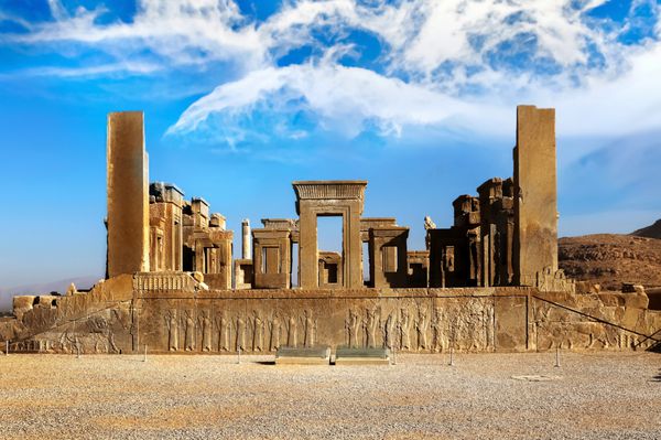 پرسپولیس پایتخت پادشاهی هخامنشی باستان است دیدگاه ایران ایران باستان آسمان آبی و پس زمینه ابر