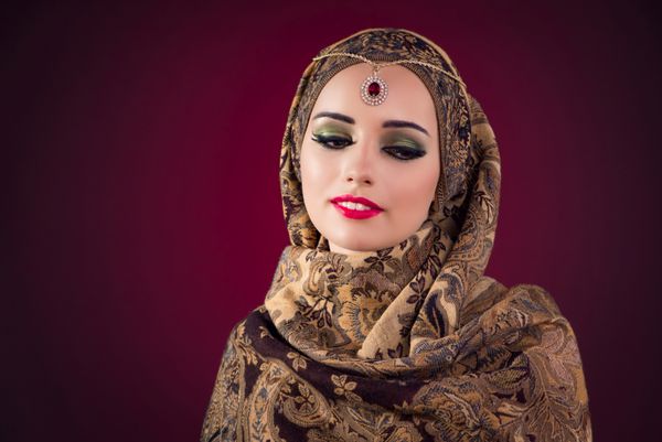 زن مسلمان با جواهرات زیبا