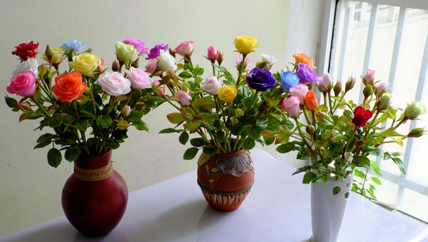 گلدان جذاب گل رز از گل گل رز رنگارنگ بسیار زیبا هنر و صنایع دستی ویتنام به عنوان گل مصنوعی محبوب برای دکور خانه