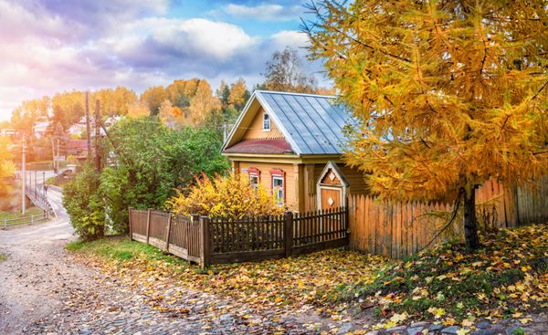 خانه چوبی زرد چوبی و کاج پاییزه در خیابان تبار کوه آزادی در پاییز Plyos
