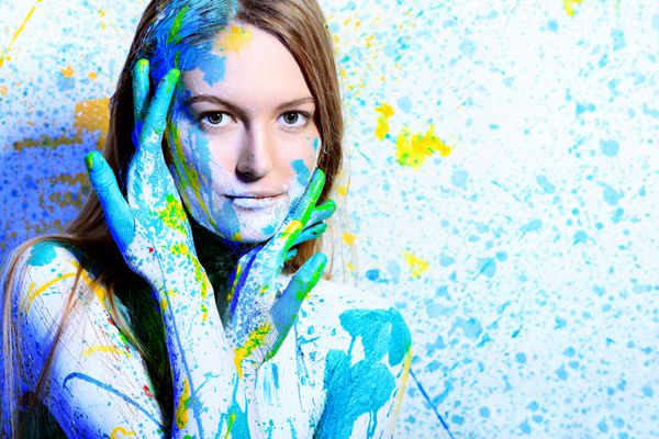 پروژه هنری زن زیبای با رنگهای روشن رنگ آمیزی شده است