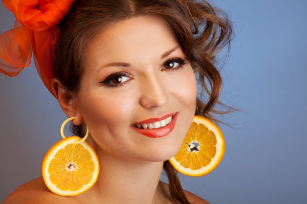 گوشواره های خلاقانه از پرتقال و لبخند ملایم ساخته شده است