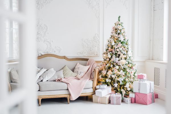 کلاسیک کریسمس نور داخلی در تن سفید و صورتی با نیمکت درخت و قالب در سبک باروک و رنسانس