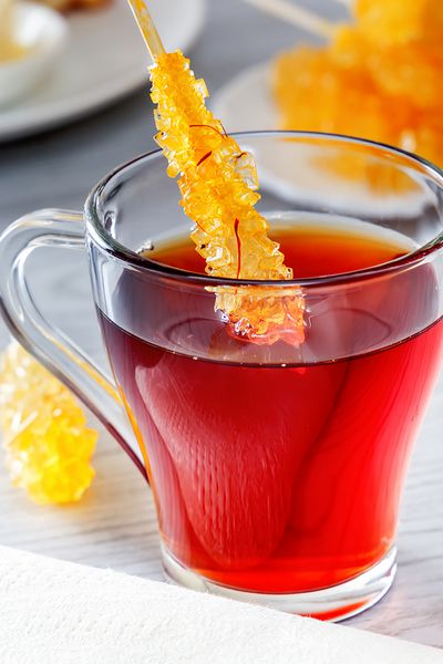 قند بلورین شیرینی سنتی زنگ است آب نبات شکر در شیشه ای با چای عناصر برای مراسم چای در کشورهای آسیا و خاورمیانه نزدیک