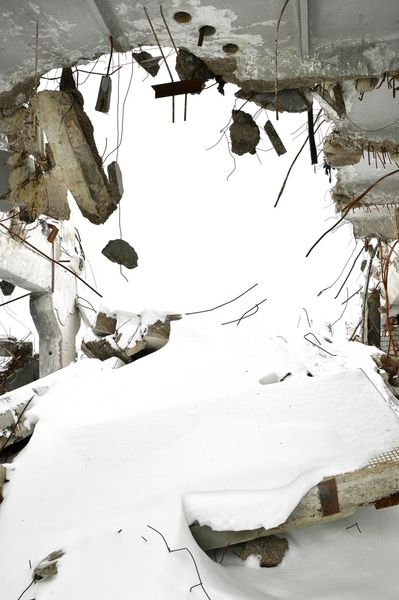 شکاف در سقف ساختمان بتنی عظیم برف از طریق یک سوراخ پوشش داده شده از یک ساختار بتن